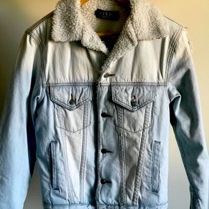 Civil Regime Light Washed Denim Jacket 

•Size small (S)
Condition 8/10